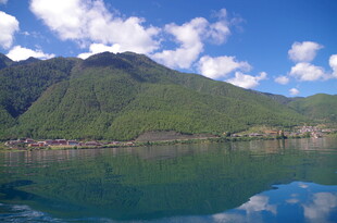 青山碧水蓝天的美丽湖景