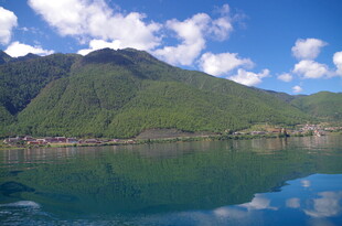 青山碧水蓝天美丽湖景