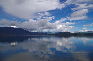 宁静湖景 蓝天白云倒影