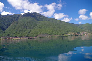青山绿水间的宁静湖泊