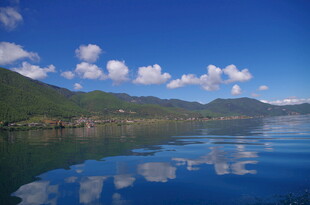 宁静湖畔风光