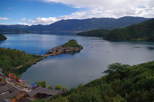 秀丽山水间的宁静湖景