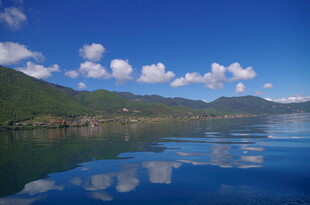 宁静山水湖景 蓝天白云倒影