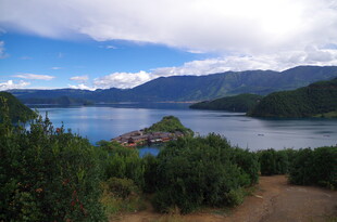 湖畔山林美景