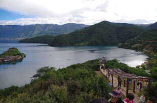 湖畔青山美景