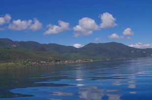 宁静湖水映衬远处山峦