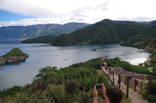 湖畔美景 游人漫步观景台