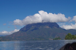 湖畔青山伴云景