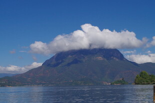 湖畔巍峨青山与云端美景