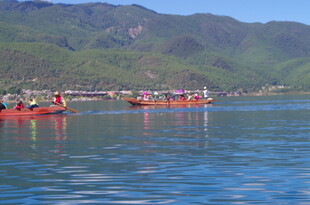 湖上泛舟赏山水风光
