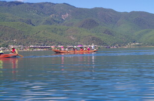 湖上多彩船只与青山美景