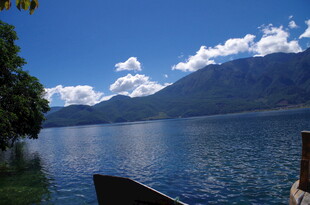 湖畔山水美景