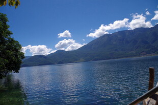 湖畔美景 蓝天白云青山相伴