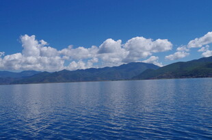宁静湖面与蓝天白云美景
