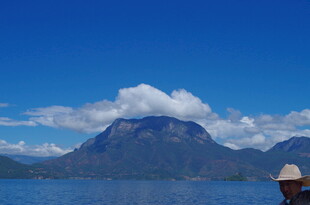 湖畔远山与蓝天白云美景