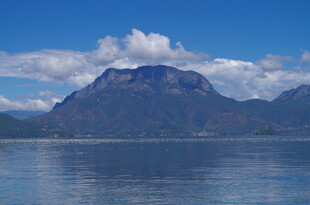 壮丽山水间的静谧湖景