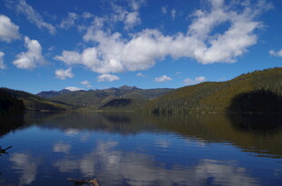 宁静山水间的澄澈湖面