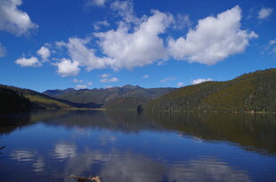 宁静湖景与远山蓝天白云