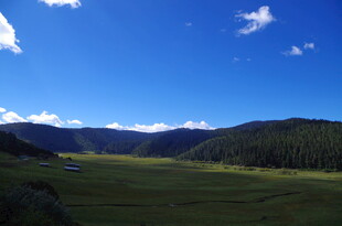 辽阔草原与蓝天青山美景