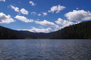 宁静湖畔的蓝天白云美景