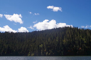 湖畔山林蓝天白云美景