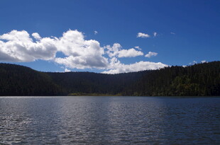 宁静湖畔的蓝天白云美景