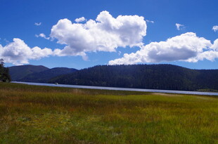草原湖畔蓝天白云美景