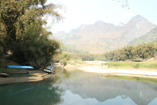 山间宁静水域风光