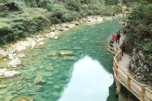 山间栈道赏清澈碧绿河水