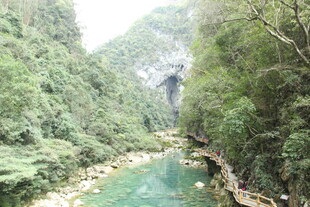 青山绿水间的秀丽河谷