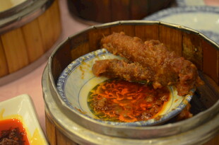 竹制蒸笼里的美味炸物