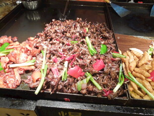 铁板炒制的美味混合肉类