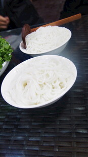 两碗热气腾腾的白米饭
