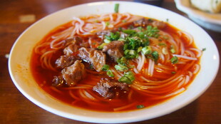 红烧牛肉米粉诱人呈现