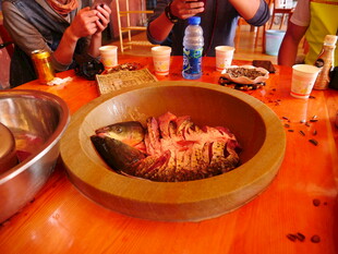 聚餐桌上的美味烤肉