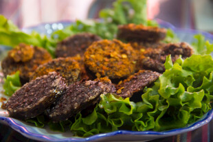 美味烤肉配新鲜生菜