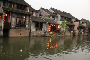 江南水乡古宅临水夜景