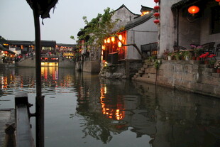 江南水乡夜景 灯笼映古宅