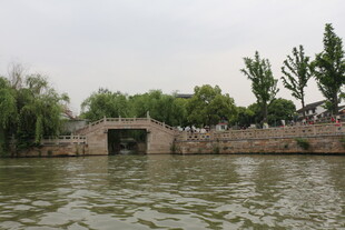 河畔古桥风景