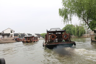 江南水乡游船景象