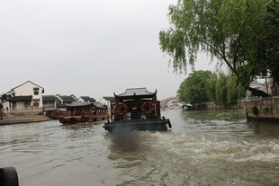 水乡河道中的行驶船只