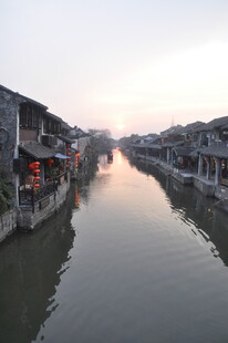 水乡河道黄昏美景