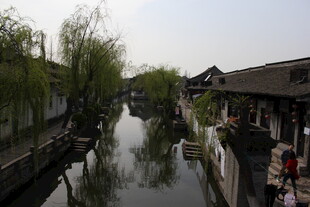 江南水乡静谧的河道风景