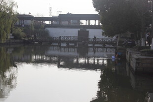 水乡静谧河道风景图