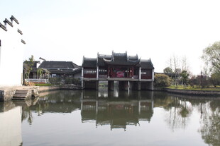 中式古建映于平静湖水