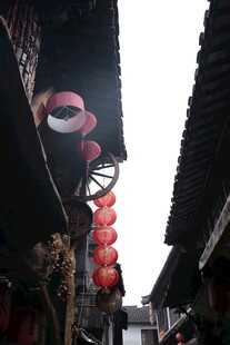 古巷红灯笼 尽显中式韵味
