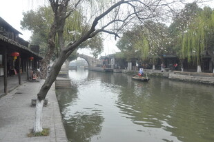 江南水乡河畔静谧景致