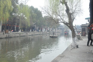 江南水乡河畔景色