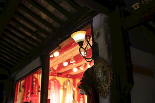 古巷夜灯映红窗