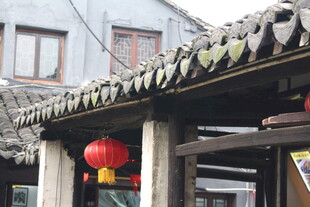 中式屋檐下的红灯笼